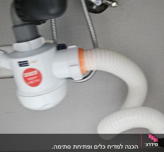 צנרת מתחת לכיור עם מחבר לבן וגמיש
